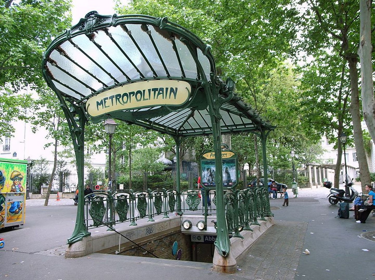 Pariisi metroo Metropolitain peatuse sissepääs, mille katus on juugendstiilis