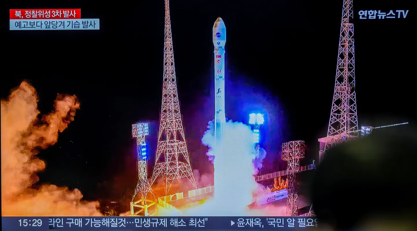 Põhja-Korea luuresatelliti kandnud raketi start.