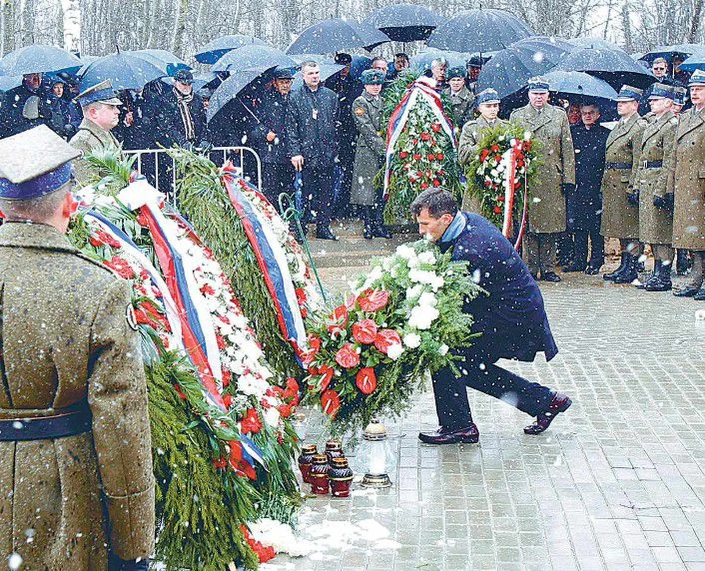 Траурные церемонии в память жертв прошлогодней катастрофы начались в субботу утром в Смоленске.