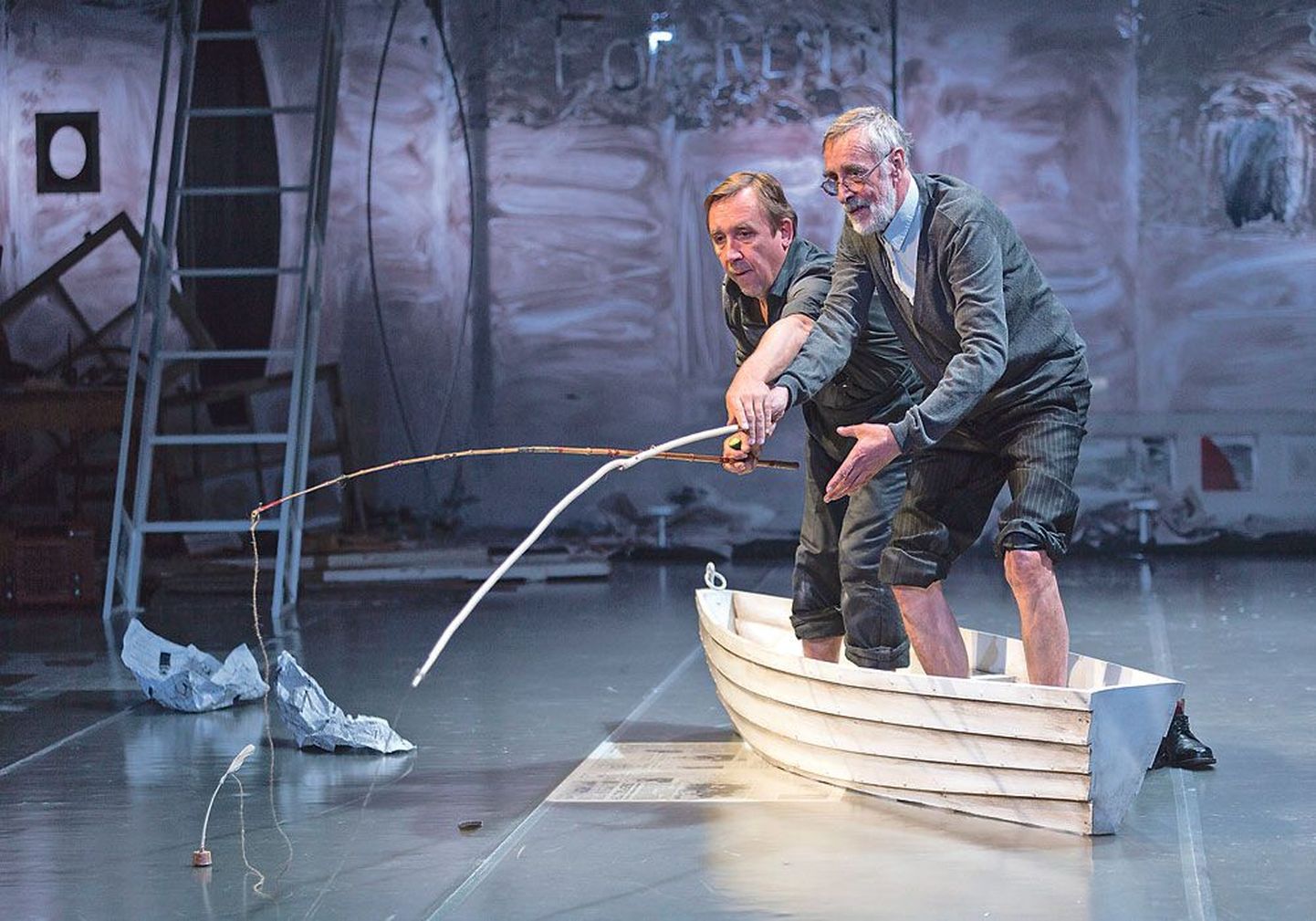 Момент счастья: Возвратившийся (Лембит Ульфсак) и Отец (Эльмо Нюганен) удят рыбу.