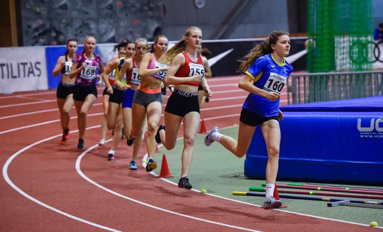 Viola Hambidge (kõige ees) edestas 800 meetri jooksus järgmisi kümne sekundiga.
