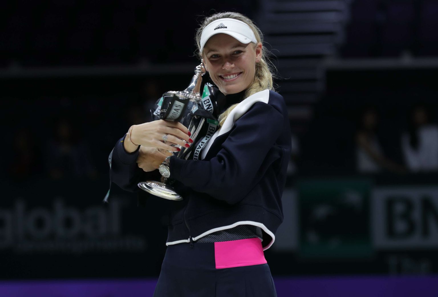Caroline Wozniacki embab WTA aastalõputurniiri võidukarikat.