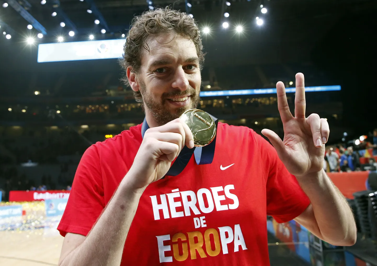 Pau Gasol poseerib koos EMi kuldmedaliga.