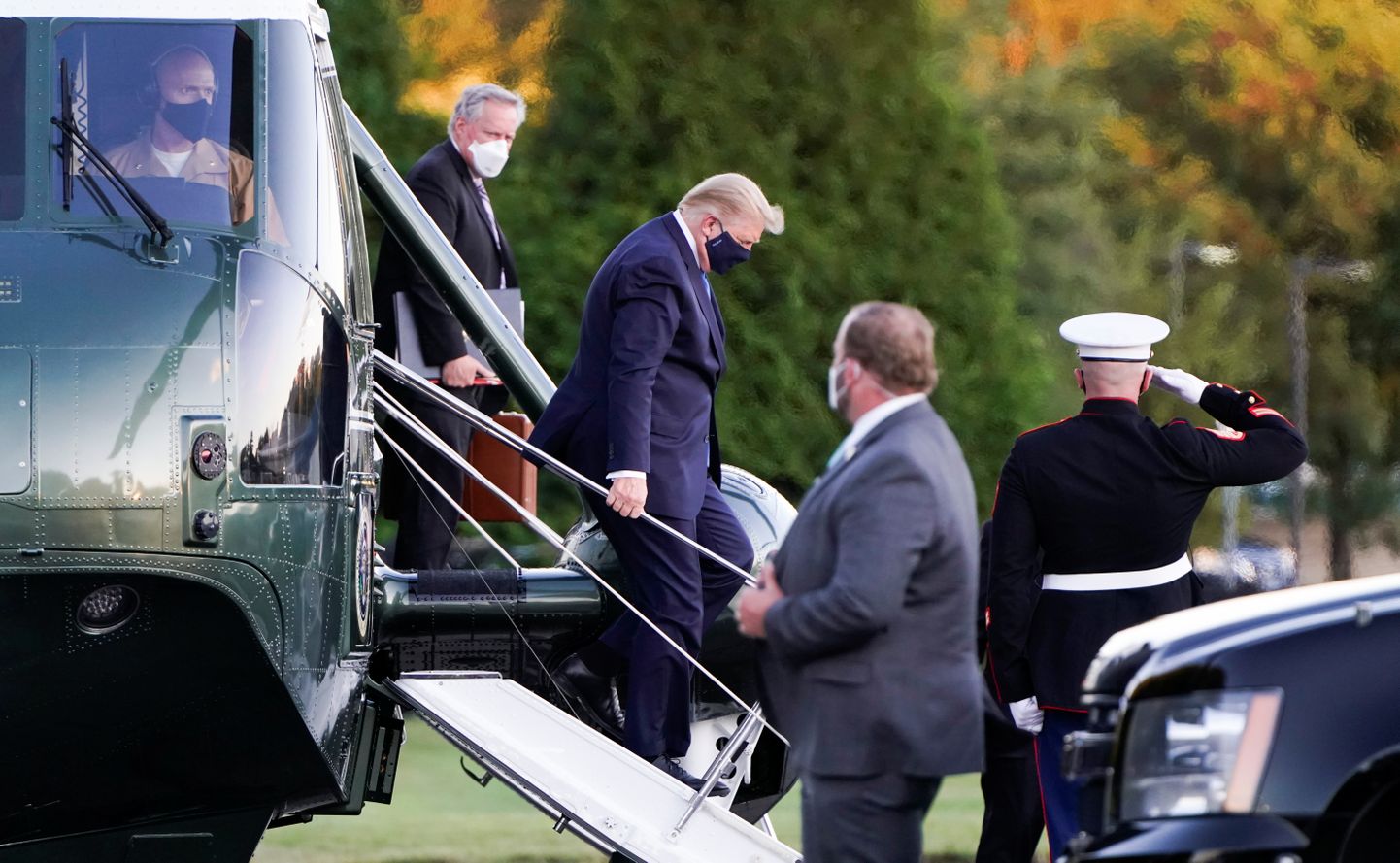 ASV prezidents Donalds Tramps ar helikopteru tiek nogādāts slimnīcā