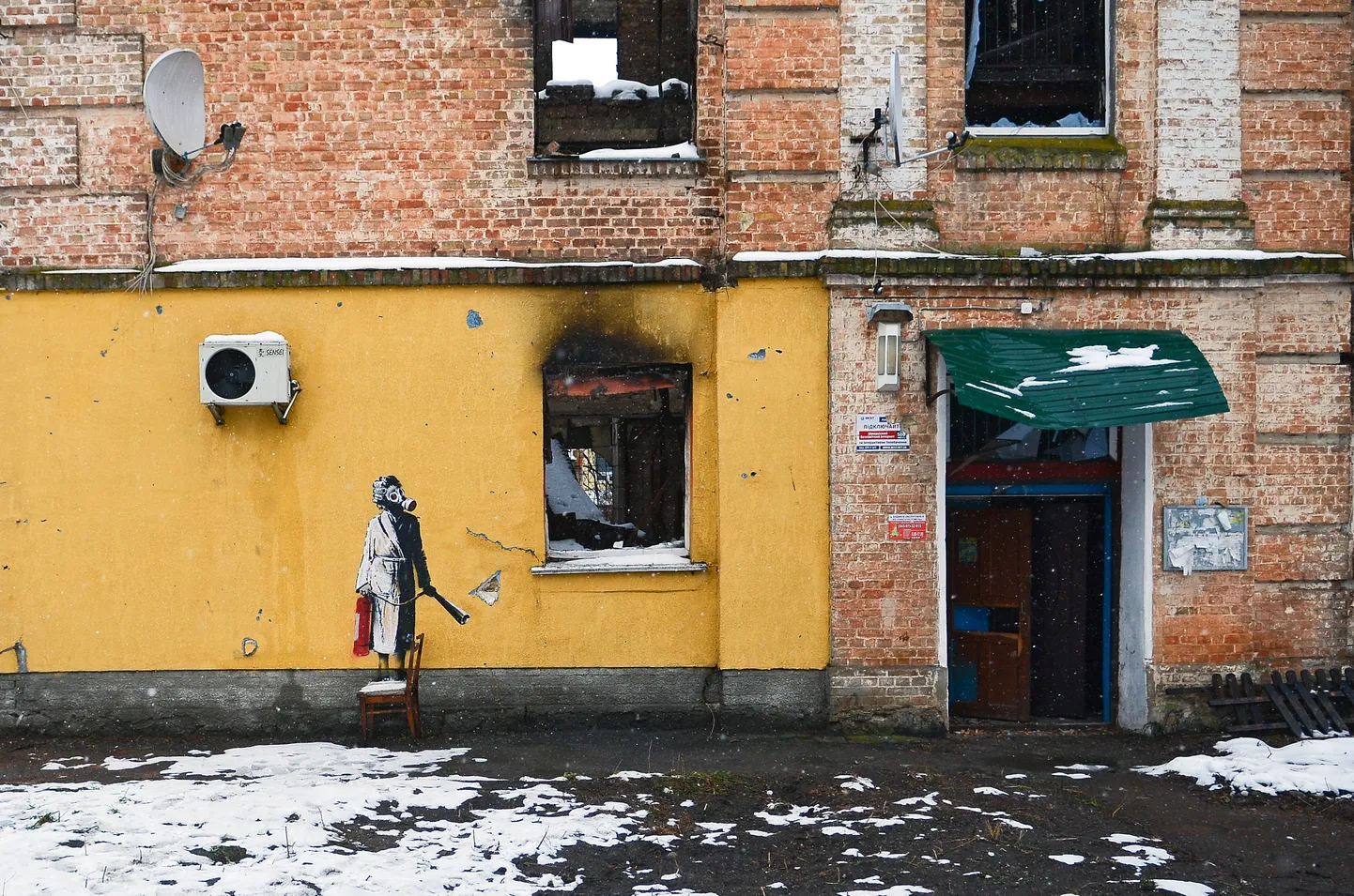 Viens no britu grafiti mākslinieka Banksija darbiem Kijivā.