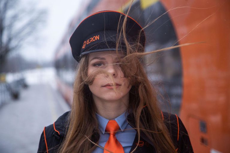 Esimene naiskapten raudteelaevas: Margi Sander (25) on Eesti esimene naisvedurijuht, kes oma sõnul ei kujuta ette, et võiks ka mõnda muud tööd teha. FOTO: Dmitri Kotjuh/ Järva Teataja