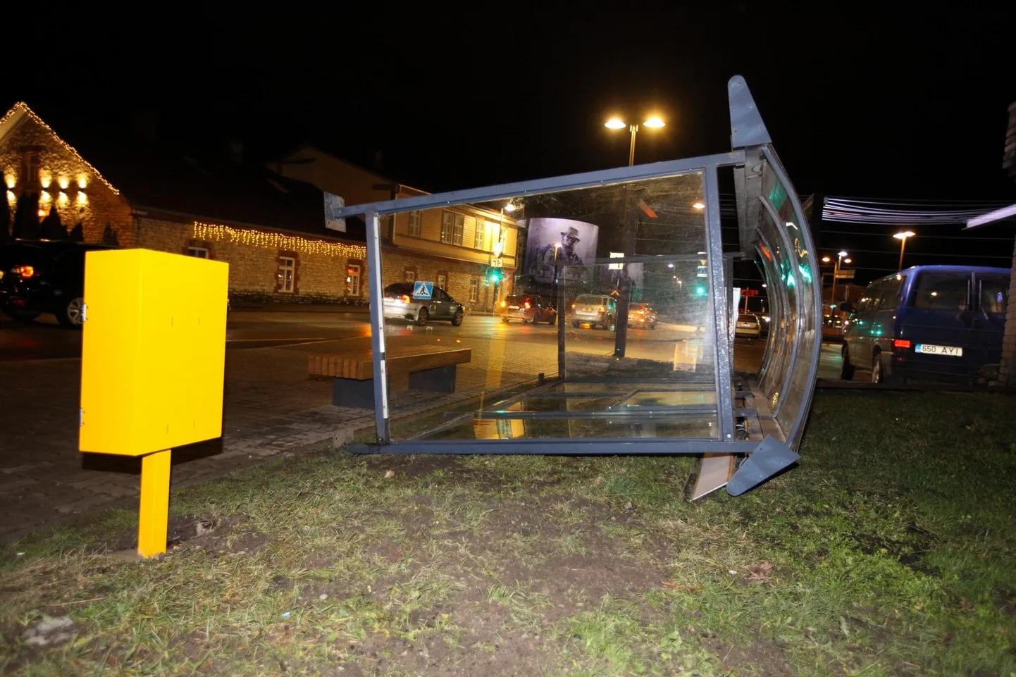 Tugev tuul lükkas kolmapäeva pärastlõunal Rakveres ümber Jakobsoni tänava bussiootepaviljoni. Õnneks keegi vigastada ei saanud.