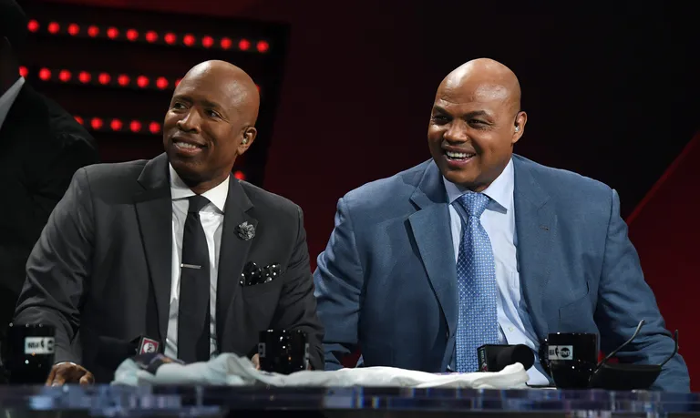 Charles Barkley koos teise «Inside the NBA» osalise Kenny Smithiga. Foto: Ethan Miller/AFP/Scanpix