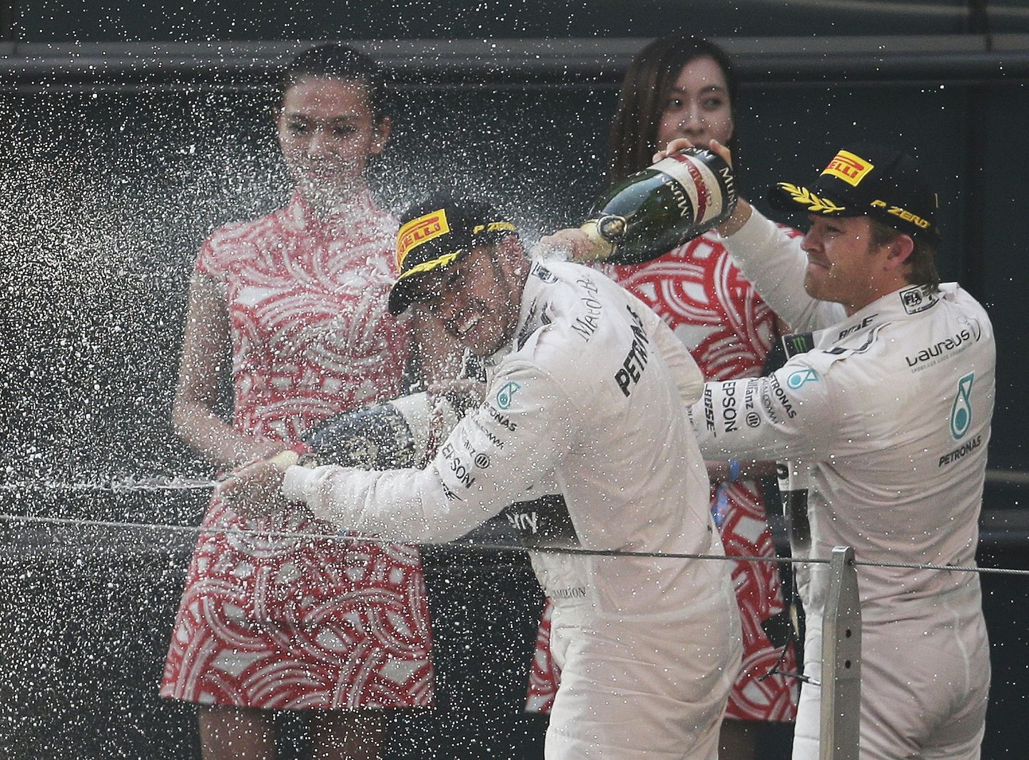 Lewis Hamilton ja Nico Rosberg šampanjat pritsimas