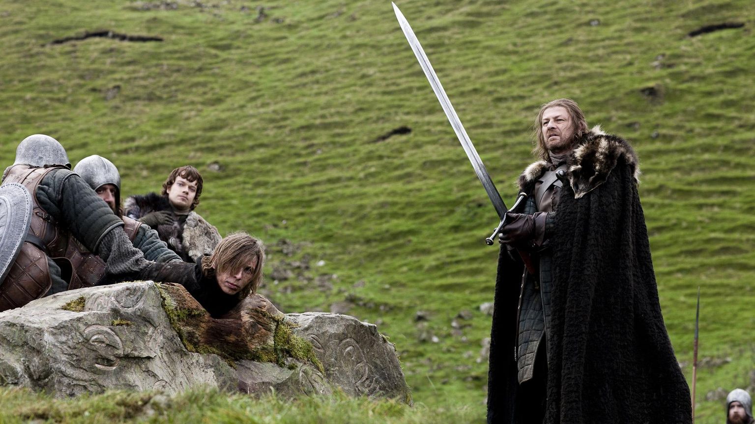 Eddard Stark (Sean Bean) näitab poegadele eeskuju: kui mõistad kellegi surma, pead ise otsuse täide viima. Telesarja «Troonide mäng» esimese hooaja esimene osa. FOTO: kaader telesarjast