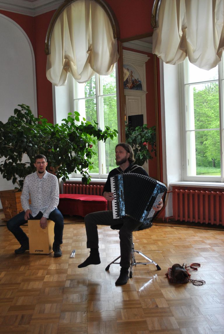 Duo Kristjan Priks perkussioonil ning Kulno Malva akordionil ja torupillil pani Muuga mõisa saali kajama.