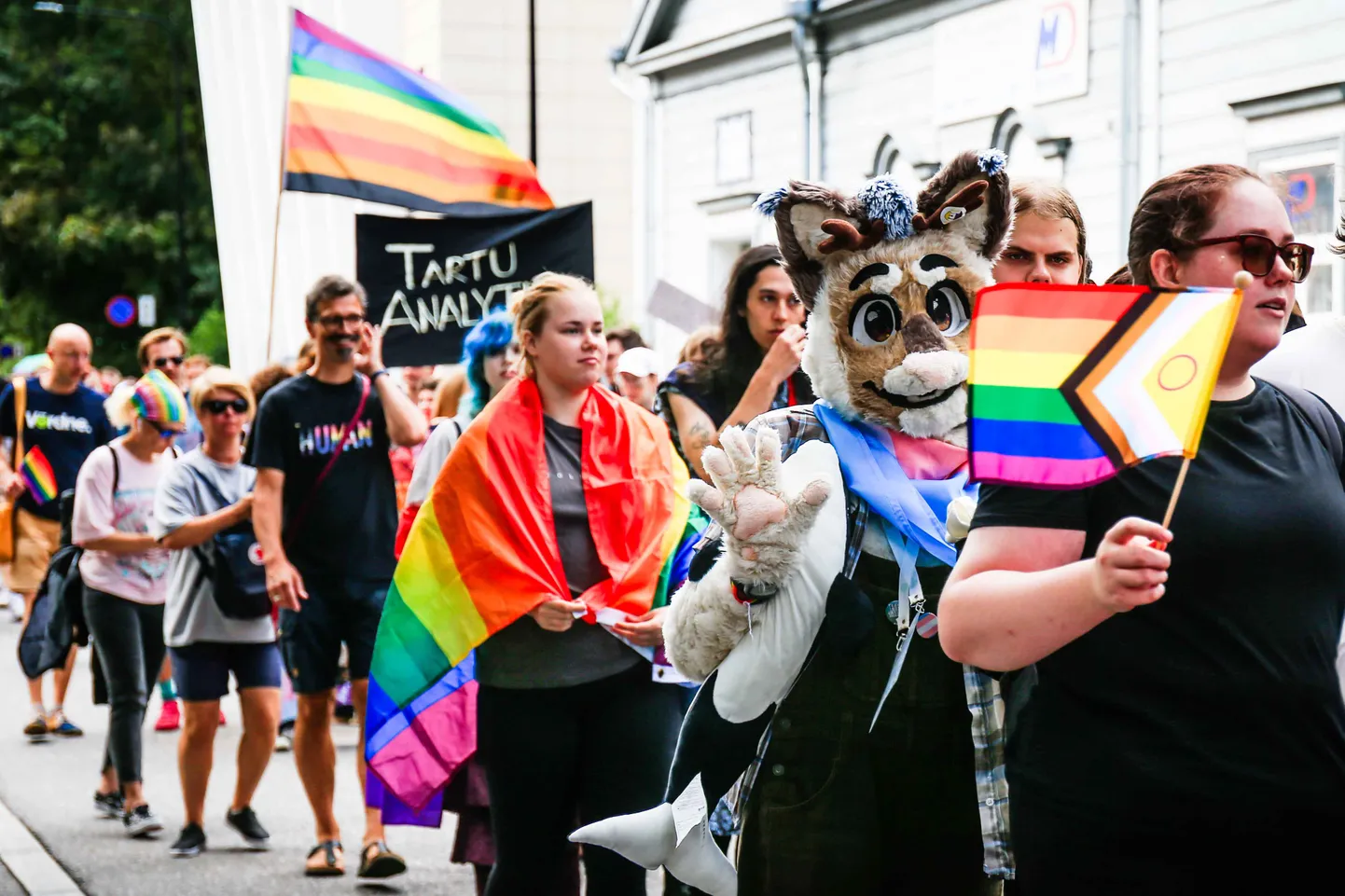 LGBT+ paraad tõi Tartu tänavatele tuhandeid vikerkaarevärvides tegelasi, kes Raekoja platsile marssisid, et seal kogukonda toetavat kontserti kuulata.