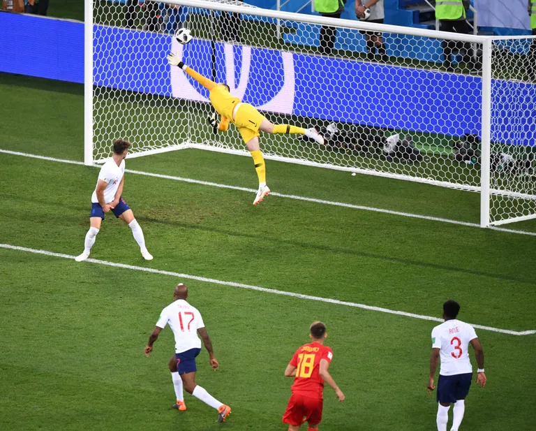 Belgia ründaja Adnan Januzaj lõi palli Inglismaa väravasse, väravavaht Jordan Pickford ei suutnud seda ära hoida