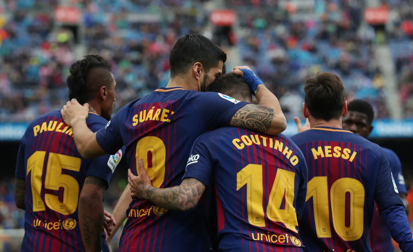 Barcelona mängijad väravat tähistamas.