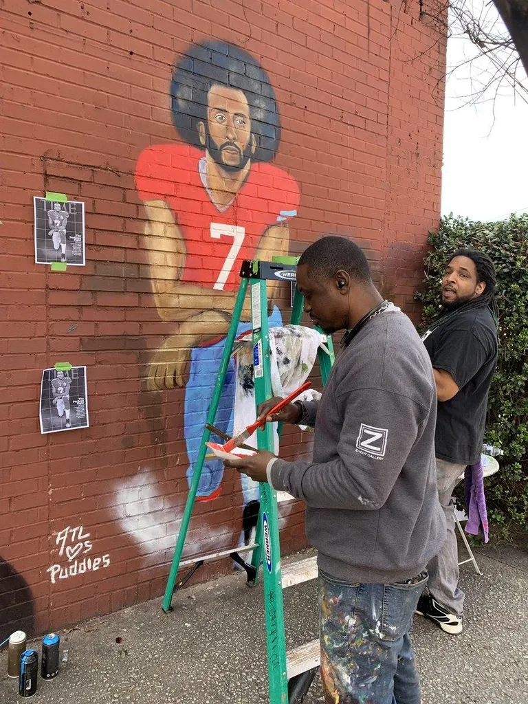 Nädalavahetusel kattusid Atlanta majade seinad maalingutega Ameerika jalgpallurist Colin Kaepernickist, sest vahetult enne aasta olulisemat mängu lammutati staadioni lähedal asunud hüljatud hoone, mille seina oli 2017. aasta märtsist ehtinud seinamaaling skandaalsest jalgpallurist.