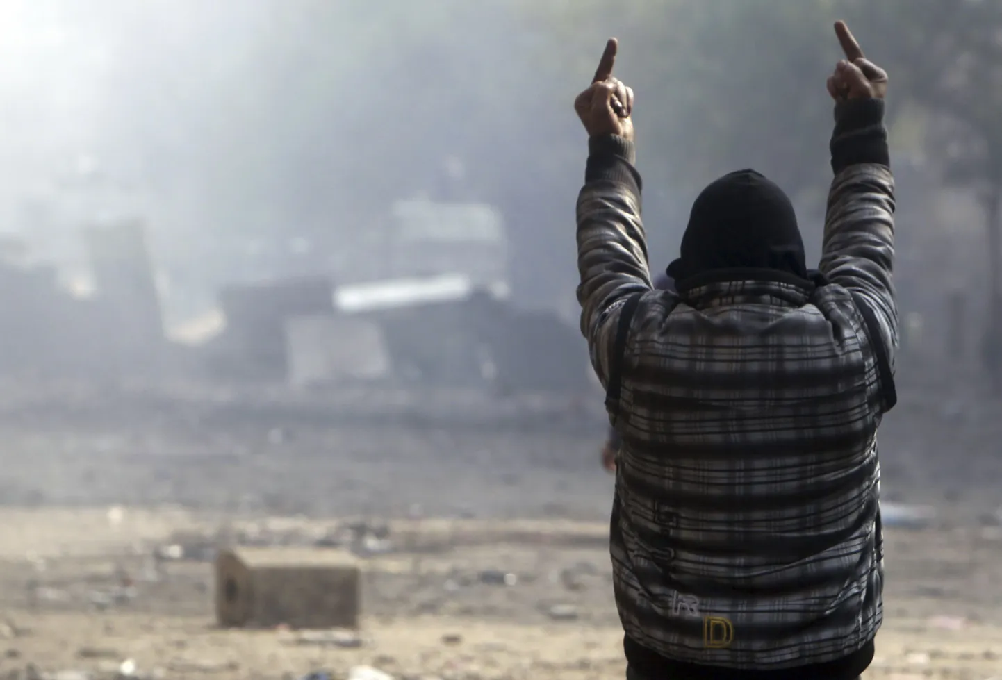 Meeleavaldaja eile Kairos Tahriri väljaku lähedal tegemas žesti märulipolitseinike suunas.