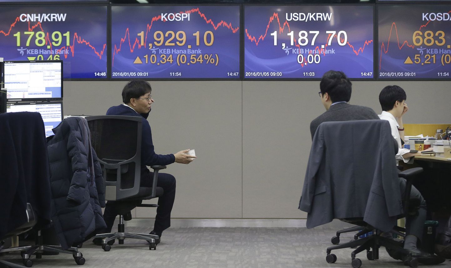 Aktsiamaaklerid täna Söuli börsil. Korea aktsiaindeks KOSPI sulgus täna kergelt plusspoolel.