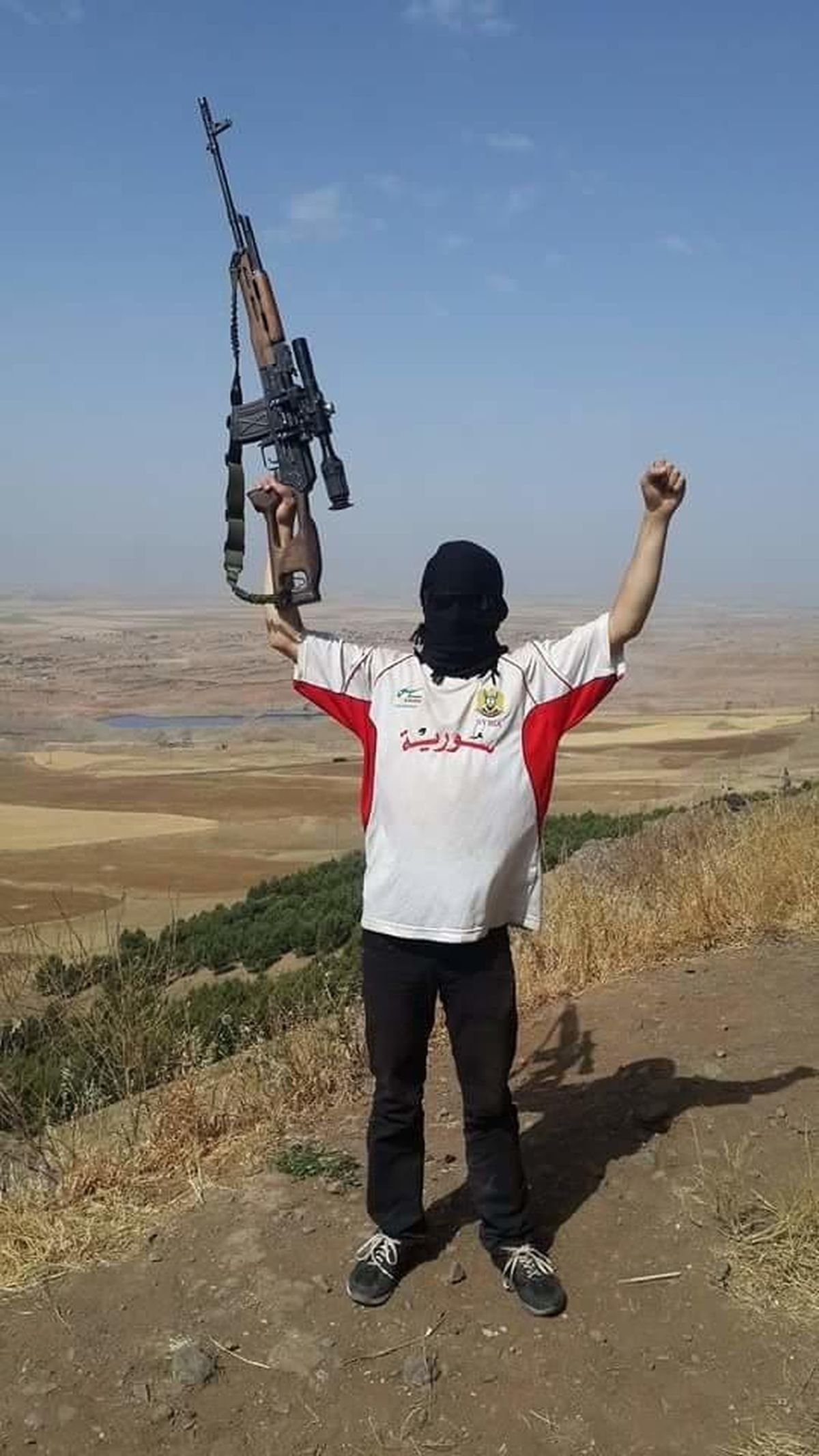 Roberts pozē ar ieroci netālu no YPG galvenā štāba.