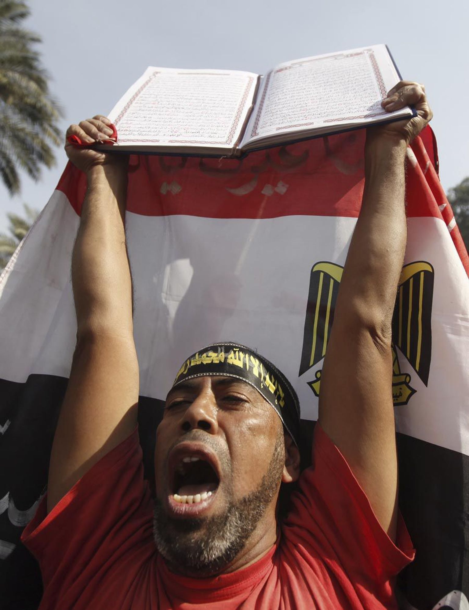 Egiptuse presidendi Mohamed Morsi poolehoidja üleeile Kairo Ülikooli juures, kus riigipeale avaldas toetust 100 000 inimest.