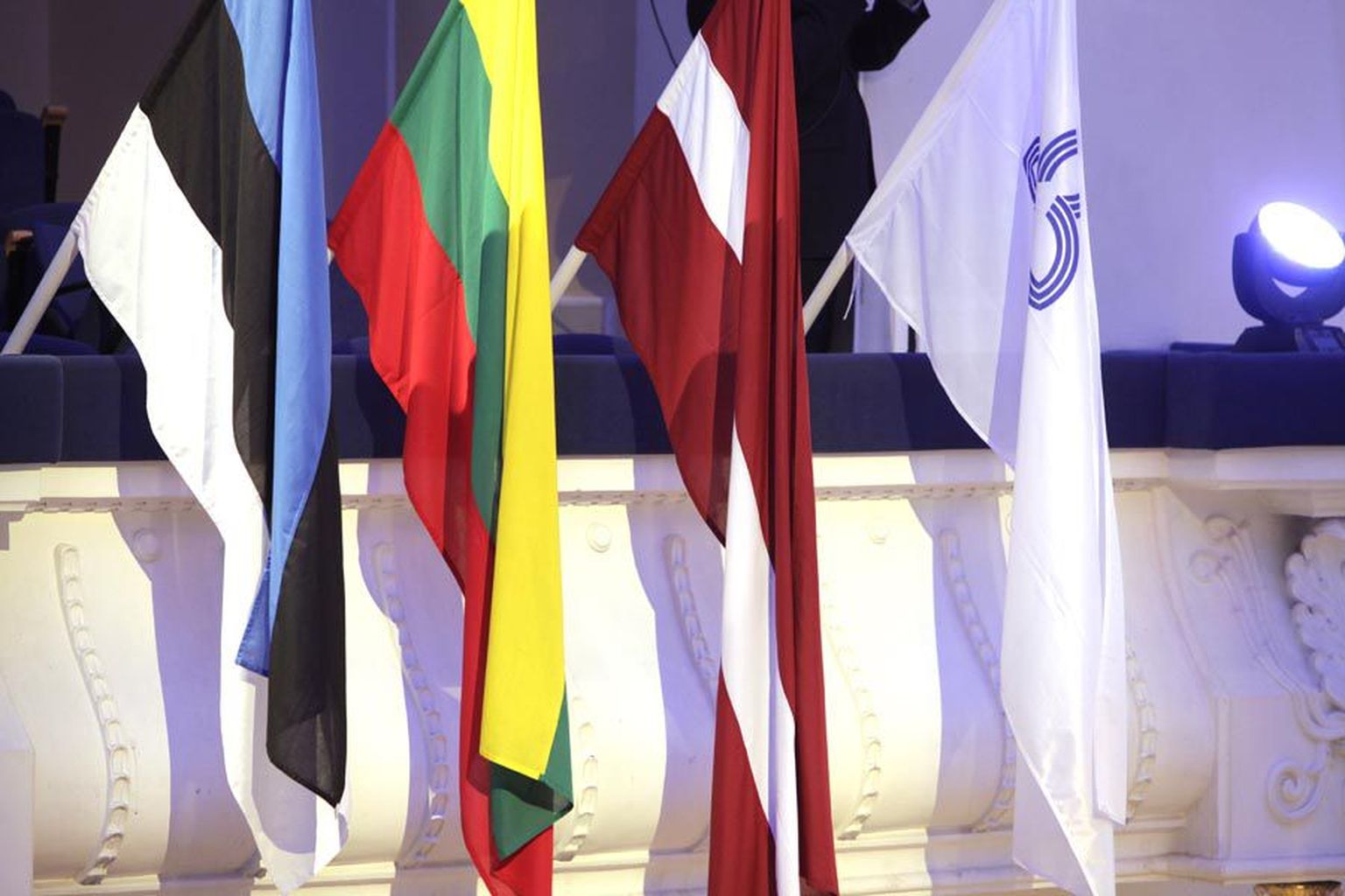 Assamblee 30. istungjärku ilmestasid Eesti, Leedu, Läti ja Balti Assamblee lipp.