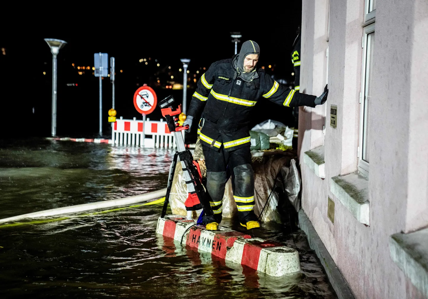 Tuletõrjuja torm Babeti ajal üleujutatud tänaval Sonderborgi linnas Taanis.