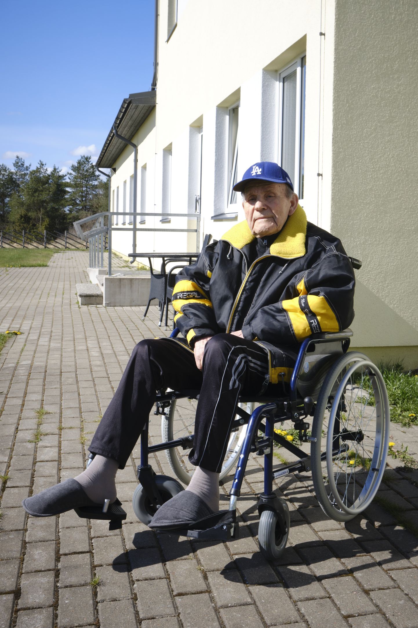 “LIHTSALT ELA!” kostab Arvet pärimise peale, et mis nipiga ikkagi nii vanaks saab elada. Muhu hooldekodus elav Arvet veereb kohtumisele ratastooliga. Ütleb, et jalad ei taha enam kanda, aga muidu olevat kõik väga hästi.