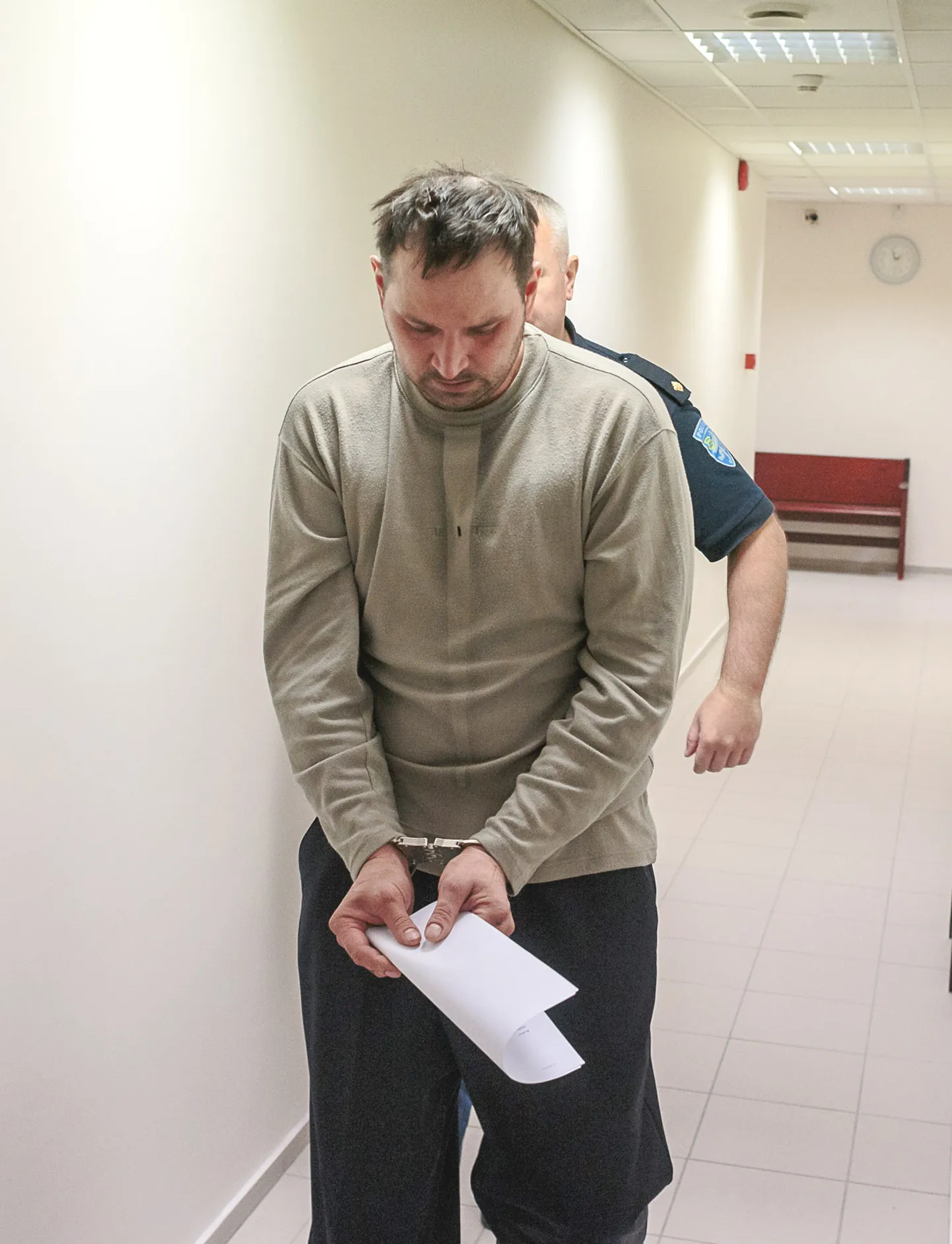 Так выглядел Сергей Голубев в апреле 2018 года, когда суд выдал разрешение на содержание подозреваемого под стражей. Ни тогда, ни сейчас не ставится под сомнение, что этот потрепанный и с расцарапанным лицом мужчина совершил убийство, но решается вопрос о квалификации преступления с точки зрения уголовного права.