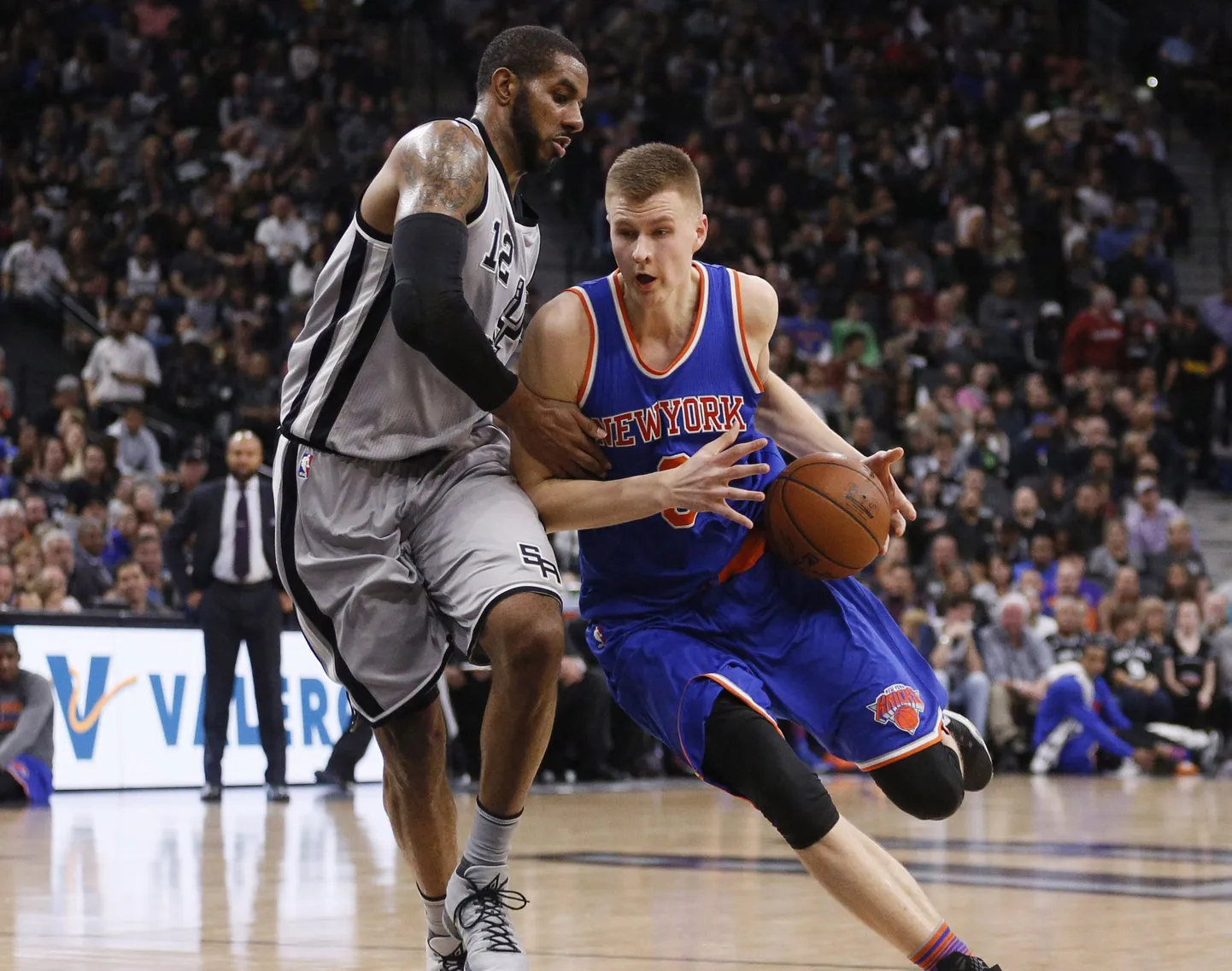Kristaps Porzingis (palliga) võitleb LaMarcus Aldridge'i vastu.