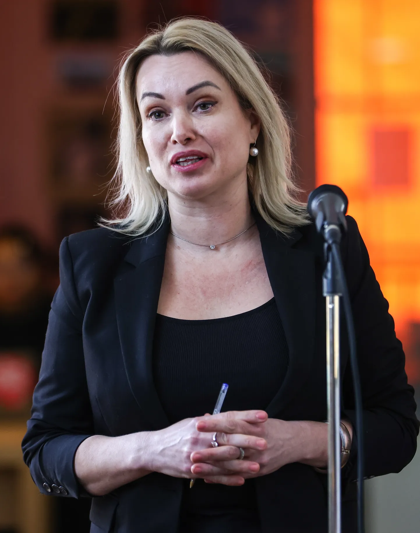 Vene teleajakirjanik Marina Ovsjannikova põgenes Prantsusmaale. Ta rääkis Pariisis organisatsiooni Reporters Without Borders korraldatud pressikonverentsil, kuidas ta Venemaalt põgenes