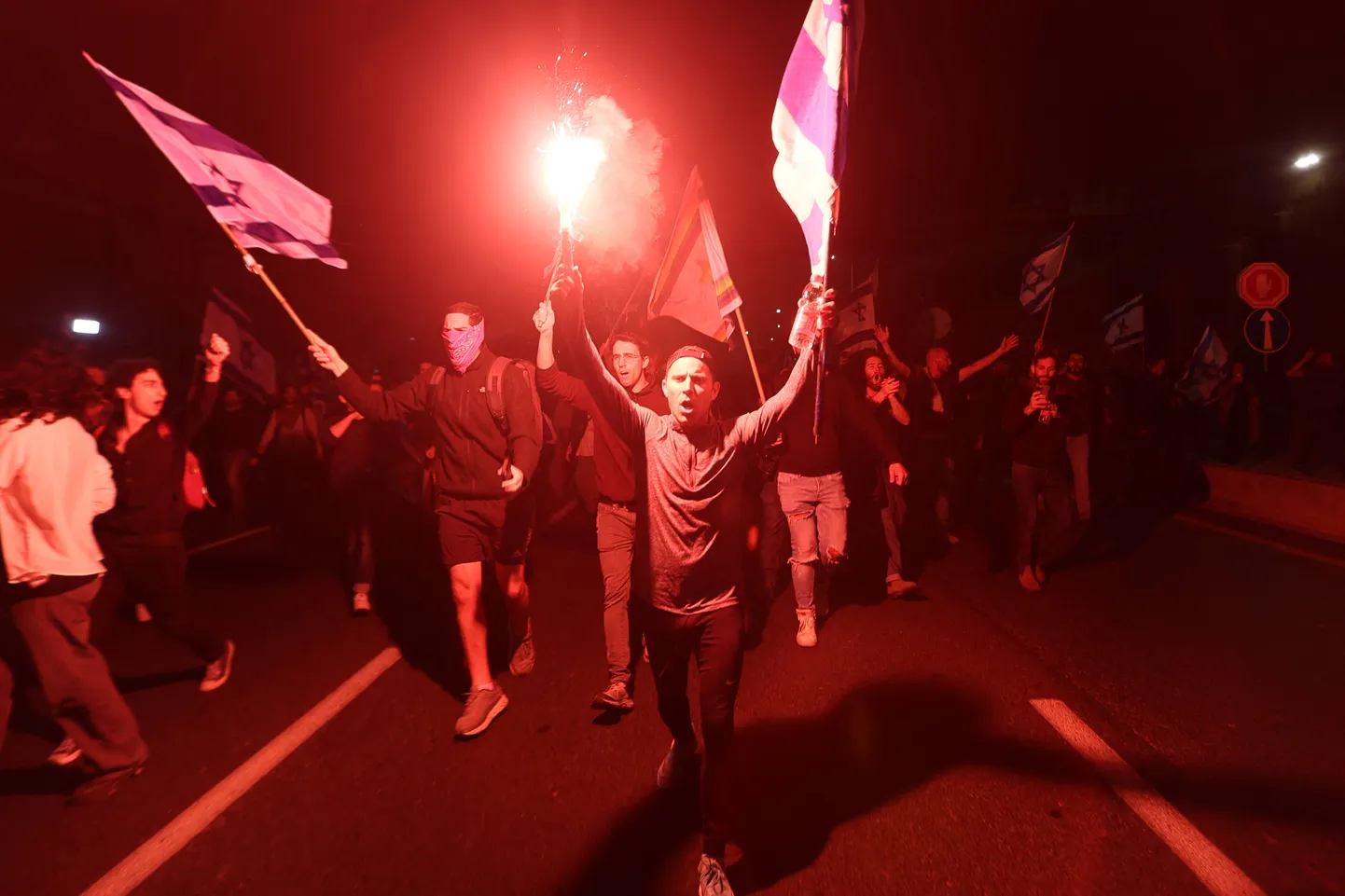 Kohtureformi vastased Tel Avivi, Iisraeli tänavatel meelt avaldamas.