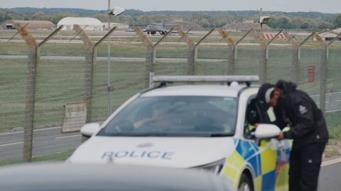 Üks kahtlusalustest nurjas ise politseisse helistades Briti õhuväebaasi võimaliku rünnaku