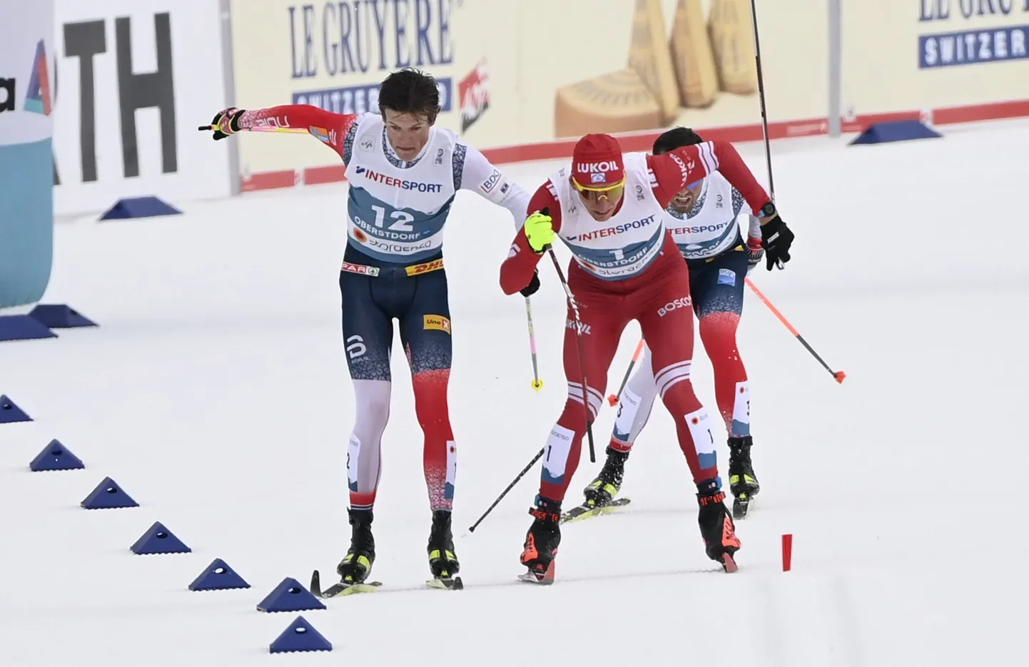 Hetk, mil Johannes Hösflot Kläbo (kõige vasemal) ja Aleksandr Bolšunov MMi klassikamaratonis kokku põrkasid. Nende taga on Emil Iversen, kes krooniti lõpuks ka maailmameistriks.