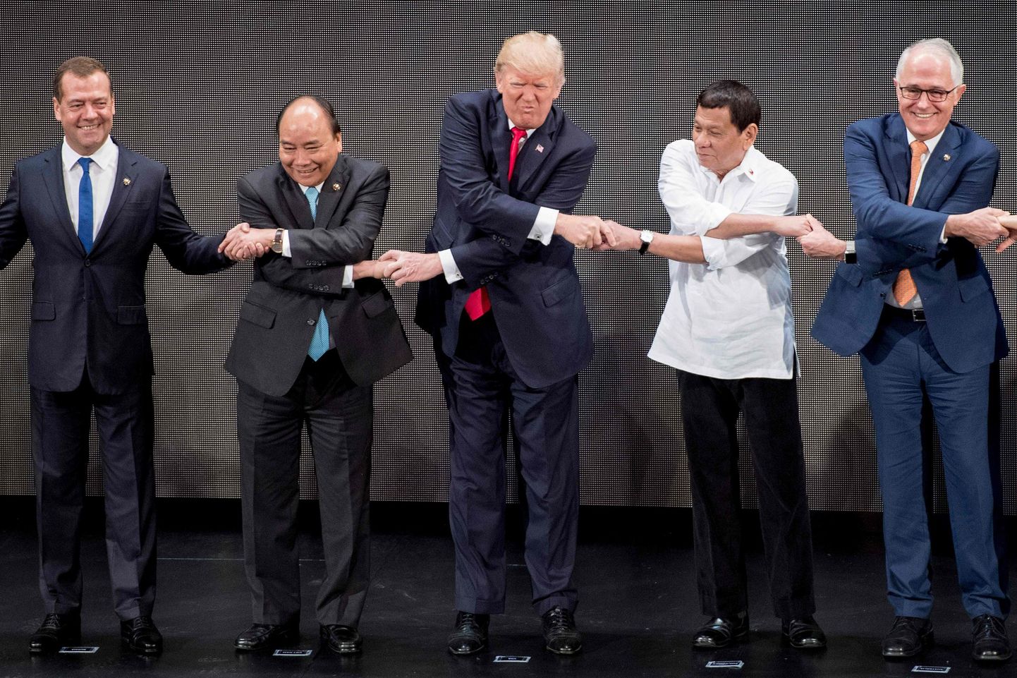 (Vasakult paremale) Vene peaminister Dmitry Medvedev, Vietnami peaminister Nguyen Xuan Phuc, Ühendriikide president Donald Trump, Filipiinide president Rodrigo Diterte ja Austraalia peaminister Malcolm Turnbull.
