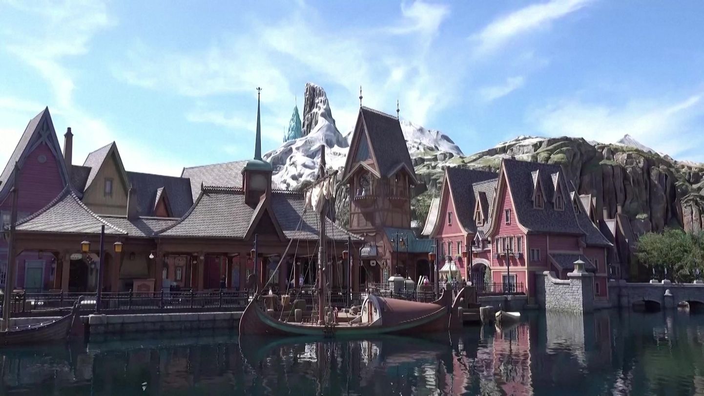 Filmile «Lumekuninganna ja igavene talv» pühendatud teemaala Hongkongi Disneylandis.