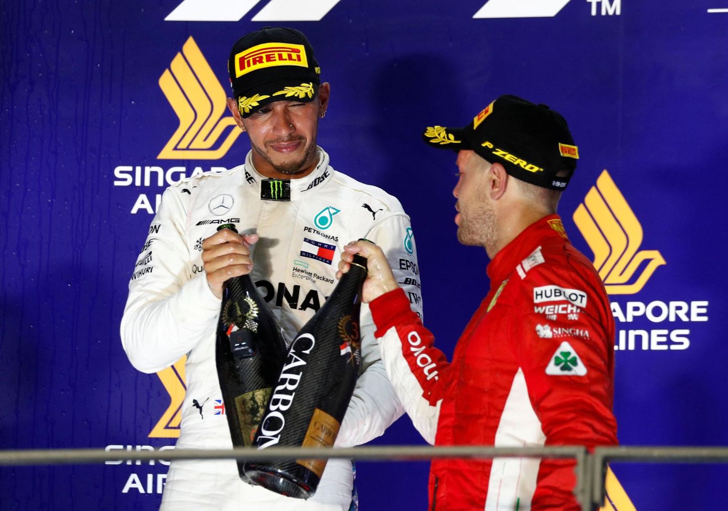 Sebastian Vettel õnnitleb Lewis Hamiltoni etapivõidu puhul. Kas ta võiks sama teha juba ka tiitliheitlust arvestades?