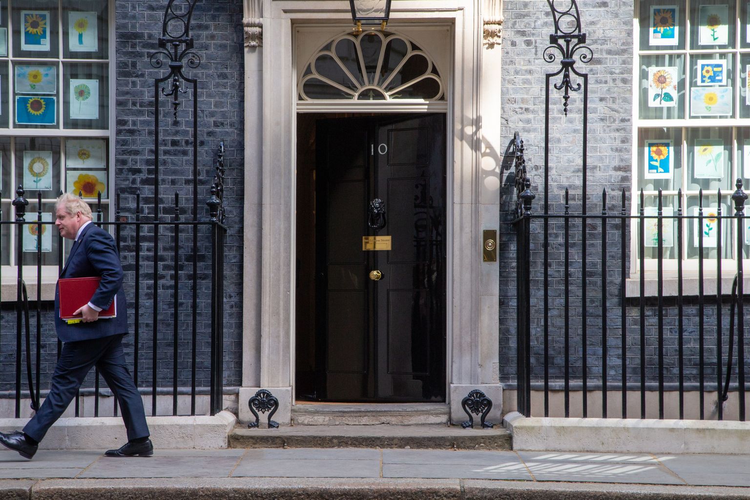 Ühendkuningriigi peaminister Boris Johnson väljumas oma residentsist Downing Street 10. Nii teda kui ka tema kaht eelkäijat, aga ka opositsioonilisi leiboriste on seostatud erinevate Vene päritolu rahastajatega.