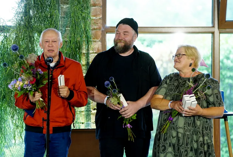 Grāmatas "En den dīno šoko loko tīno" radošā komanda: Māris Rungulis, ilustrators Reinis Pētersons un redaktore Inese Zandere.