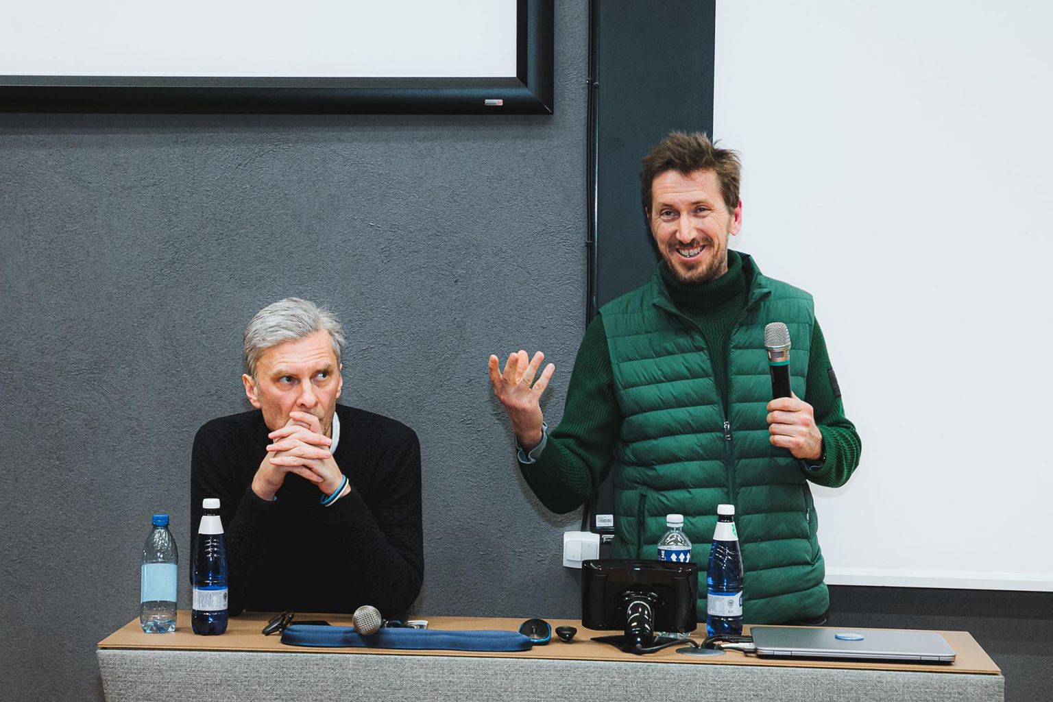 Andres Puustusmaa (vasakul) ja Kirill Käro kutsusid narvalasi arutlema sõja teemal, kuid ei unustanud samas rääkida sellest, mis inimesi ühendab ehk kultuurist ja kitsamalt ka filmikunstist.
 