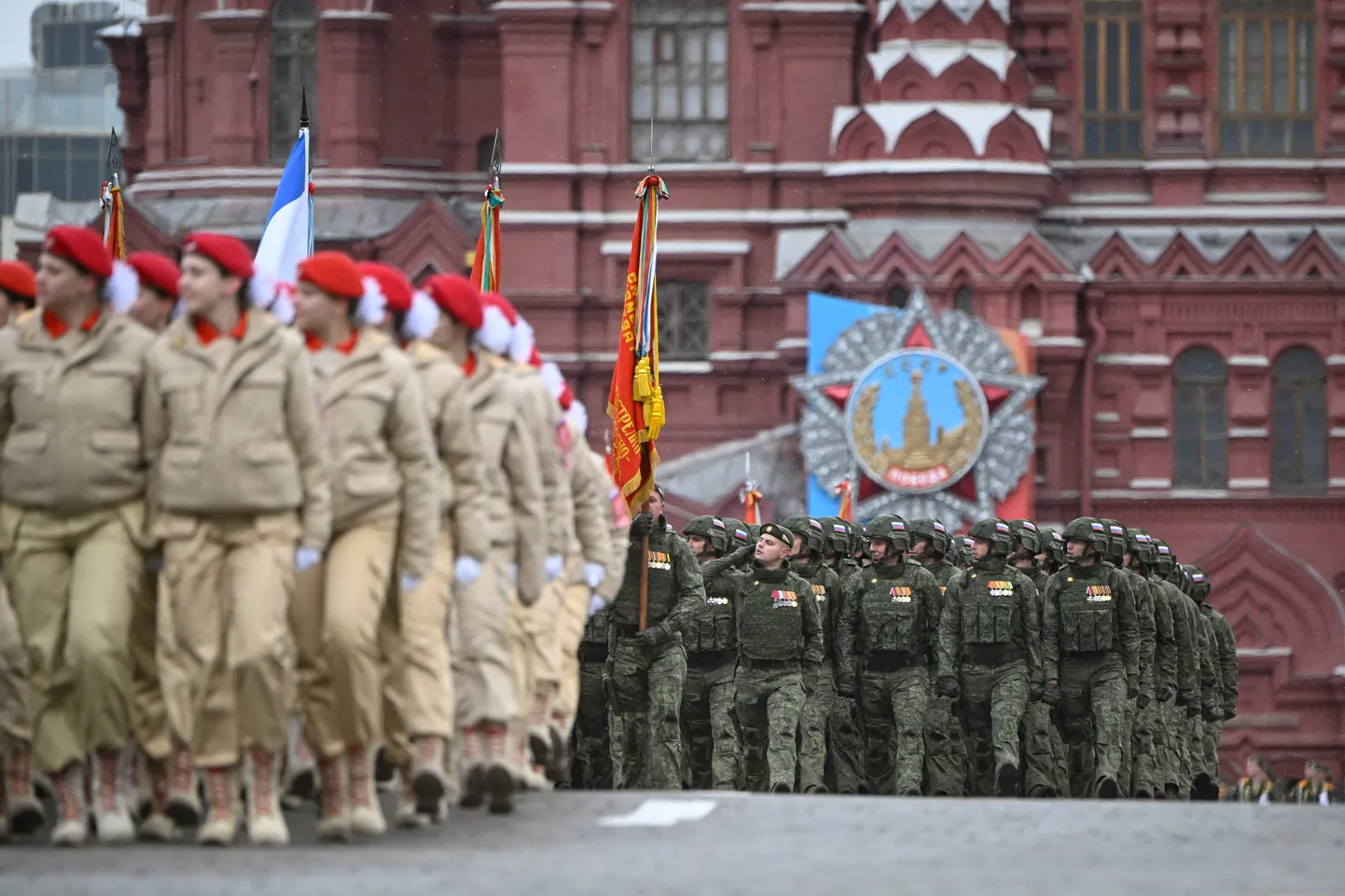 Российские солдаты на параде 9 мая в Москве.