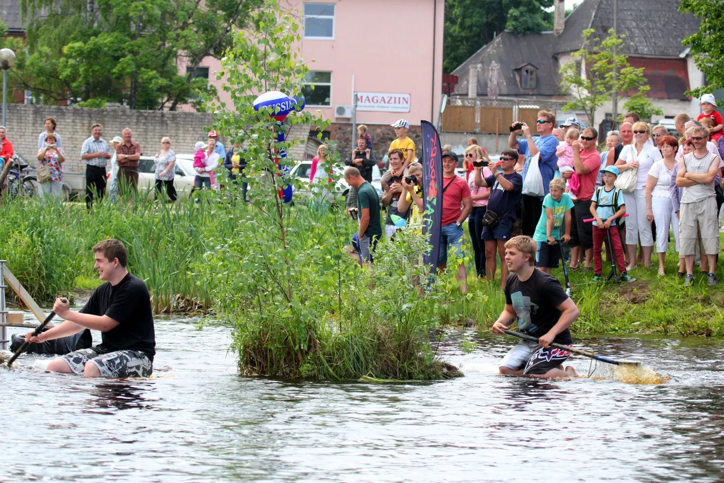 Üks müstilisemaid ujuvvahendeid tänavusel paadirallil.