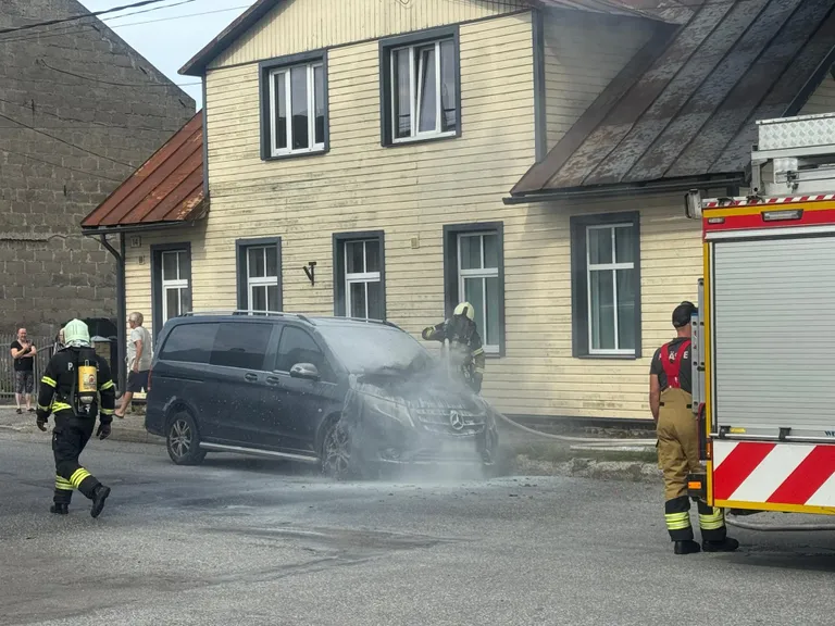 Põlengus sai kahjustada Mercedes Benz Vito, mille omanik hindas kahju umbes 16 500 eurole.