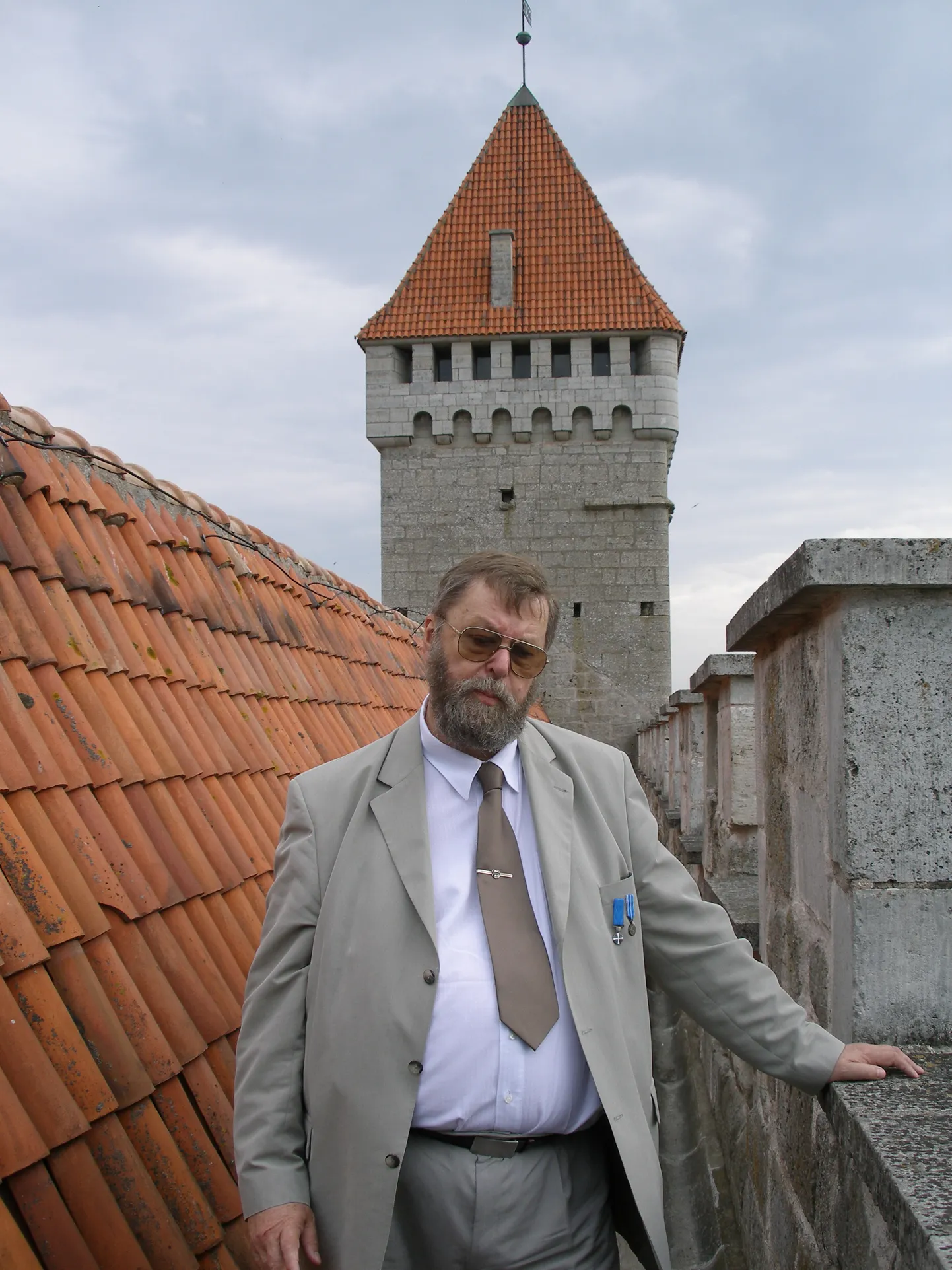 Parun Volker von Buxhoeveden oma esivanemate ehitatud Kuressaare lossi katusegaleriil 2006. aastal.