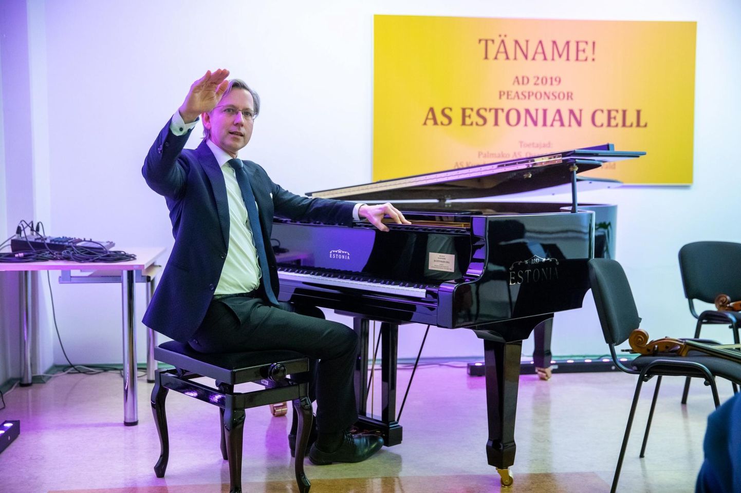 Üleeile toimus Kunda muusikakoolis ajalooline sündmus. Majja jõudnud uuest süsimustast Estonia klaverist võlus klaverivabriku juht Indrek Laul välja imelisi helisid.