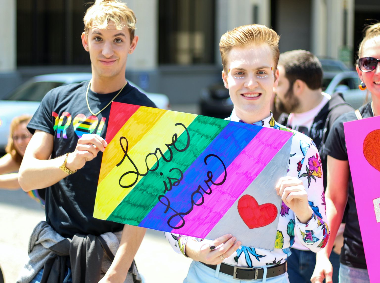 Kaks (eeldatavasti) homoseksuaalset meest osalemas geiparaadil sildiga «Armastus on armastus».