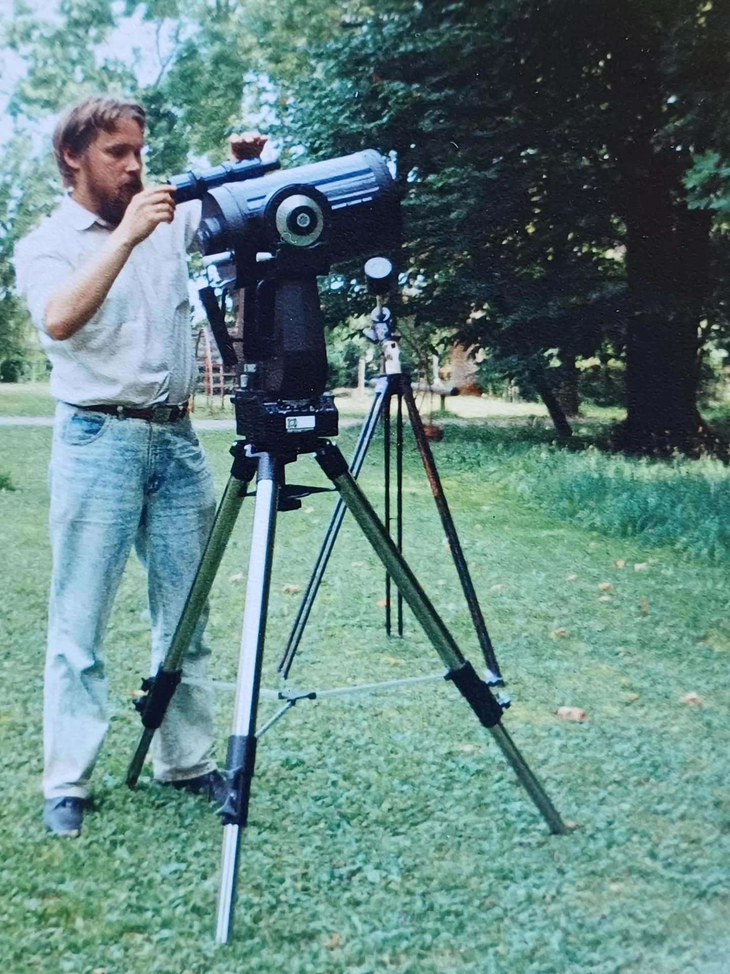 Urmas Sisask ja Jäneda lossitorni observatooriumi teleskoop. 
