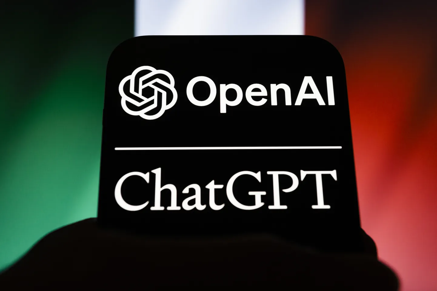 OpenAI logo ja nimi ChatGPT nutitelefoni ekraanil. Foto on illustratiivne.