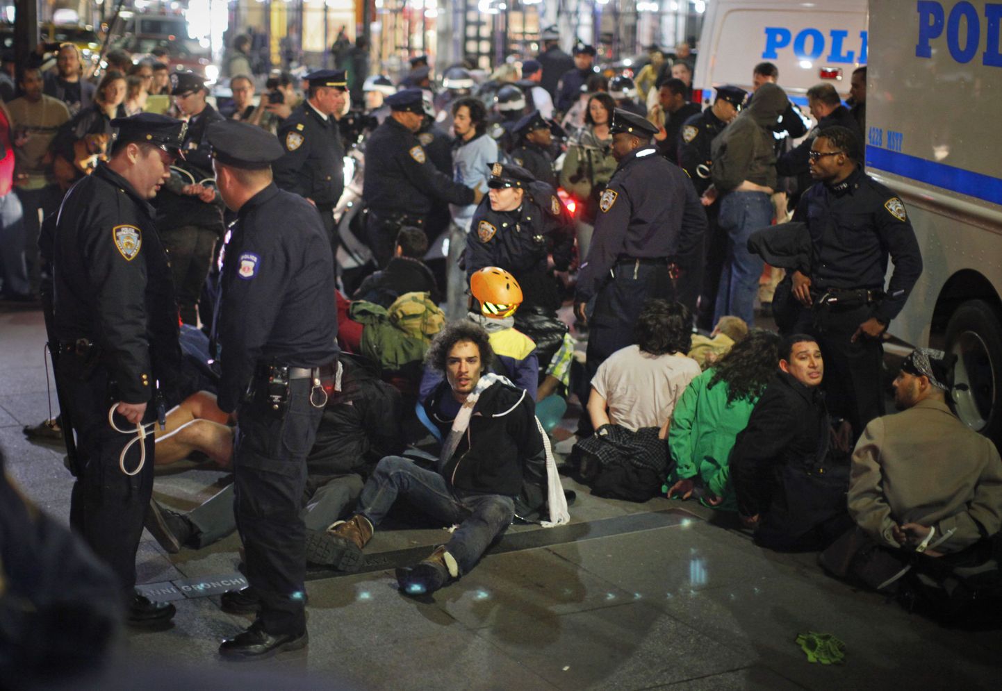 New Yorgi politseinikud ja Zuccotti pargis arreteeritud Occupy-liikumise aktivistid.
