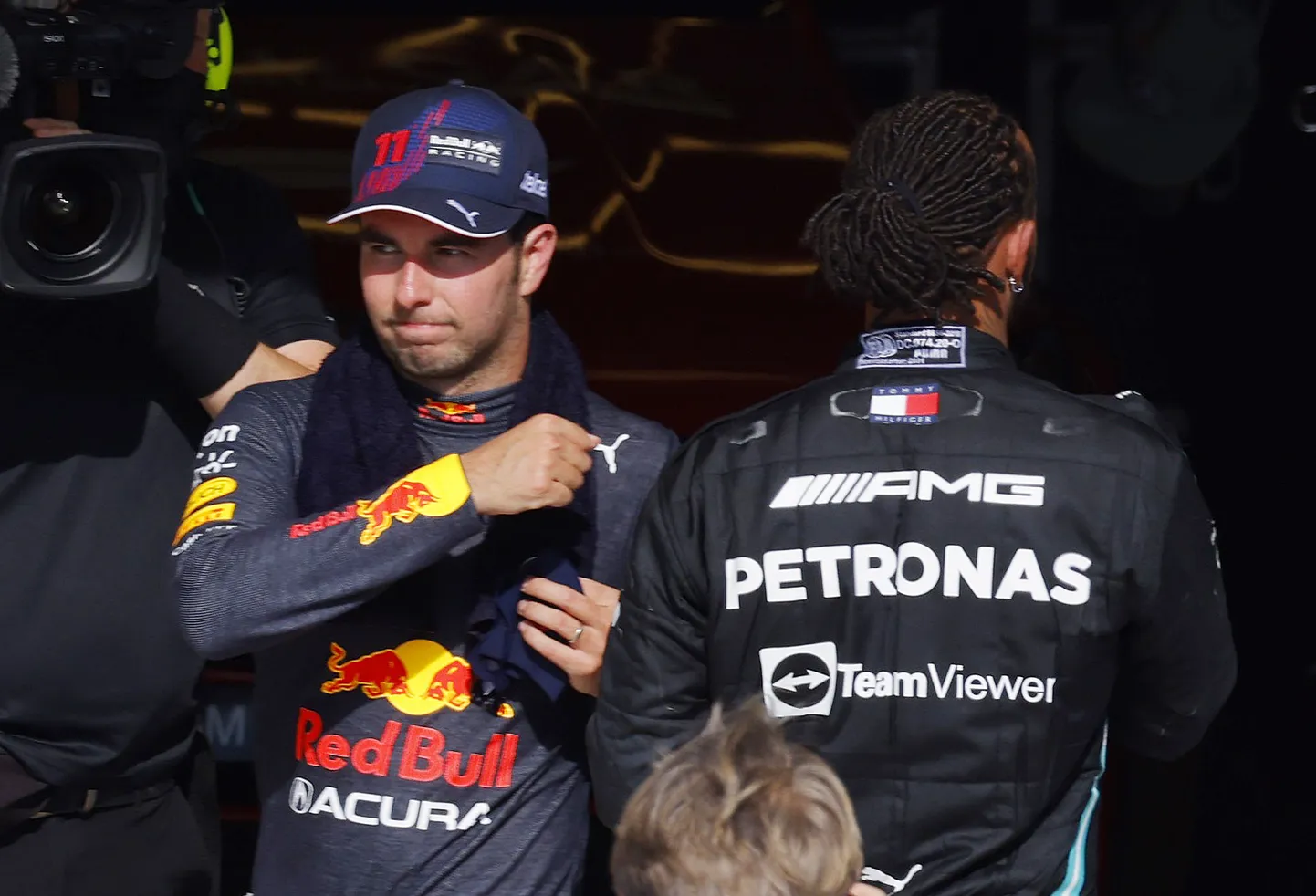 Sergio Perez (vasakul) möödumas Lewis Hamiltonist.