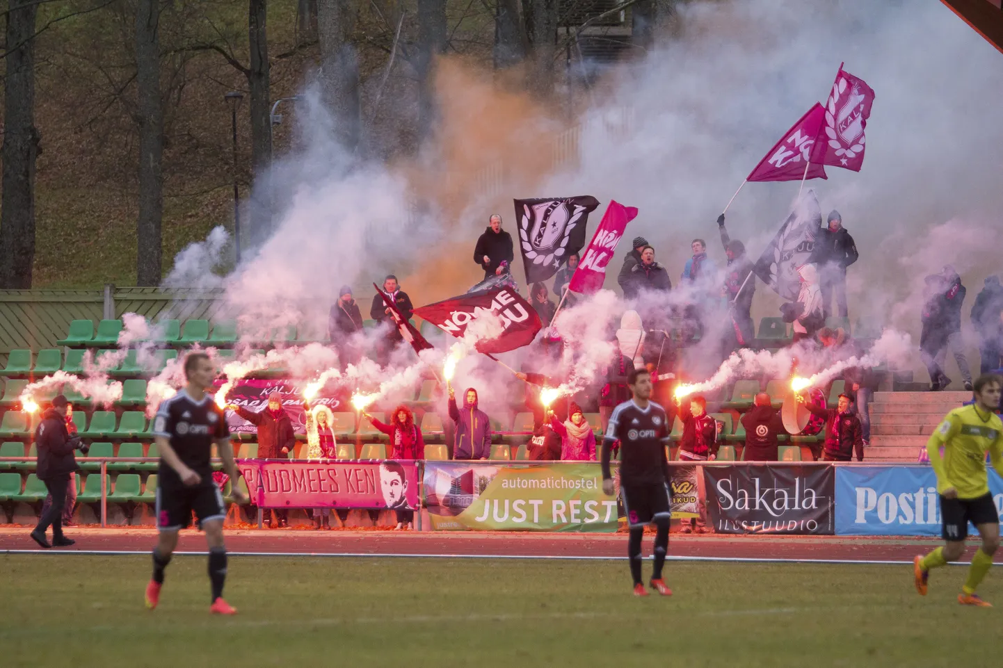 Viljandi staadioni tribüünid on näinud juba nii mõndagi, tavalisest rohkem melu toovad sinna jalgpallifännid. Vähem kui kuu aja pärast pannakse staadion esimese kontserdiga proovile.
