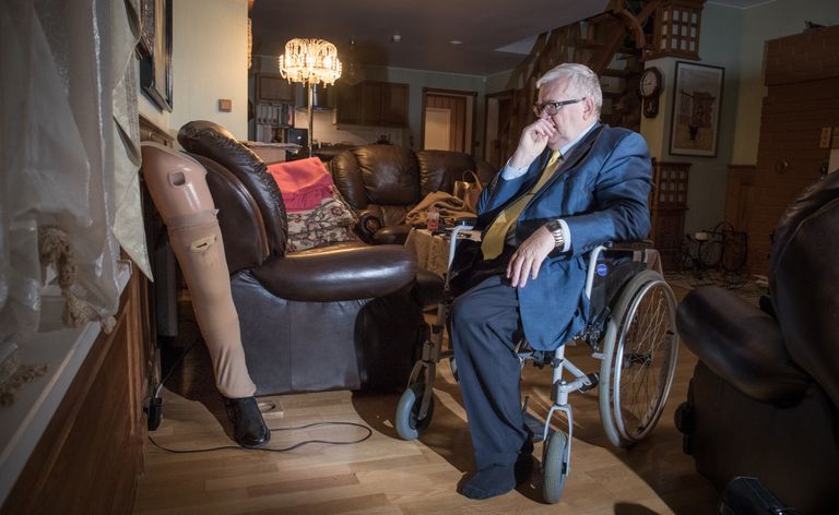 Edgar Savisaarele annetuste eest ostetud 27000 eurot maksnud biooniline jalg laeb Hundislmal elutoa nurgas. Sellega kõndimine nõuab harjutamist, aga pole selleks praegu motiivi, teised asjad on tähtsamad, ütles endine Tallinna linnapea intervjuus.
